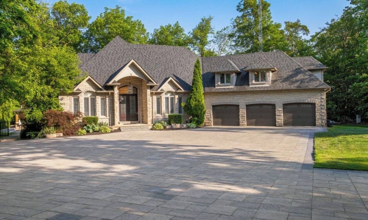 Halton Hills House | Luxury Private Estate Retreat. Pool Hot Tub Gym Pool Table