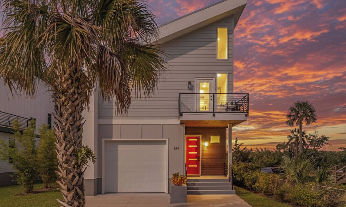 Downtown Historic District House | Luxury riverfront for large groups Walk to Historic Downtown & restaurants