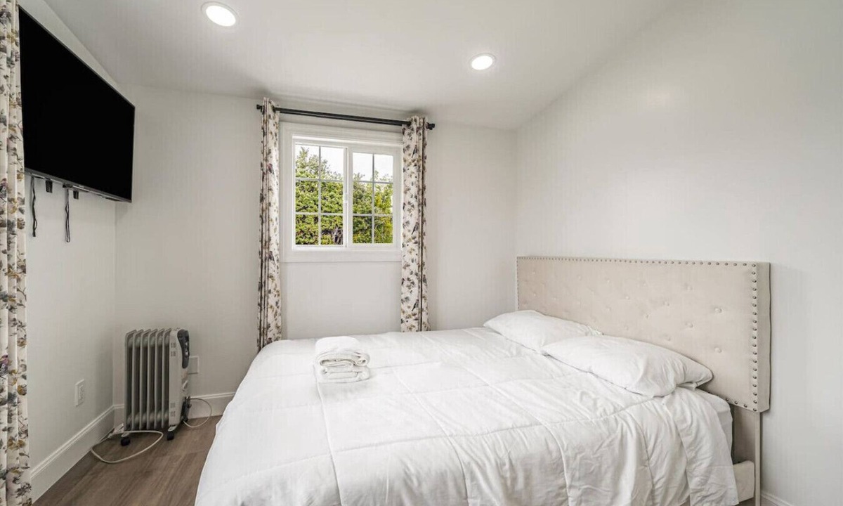South Sundale House | Luxury suite with private bath in Central Fremont