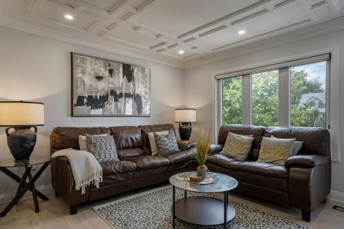 Willowdale Apartment | Luxury Toronto Stay with BBQ, Gazebo, Games & Parking