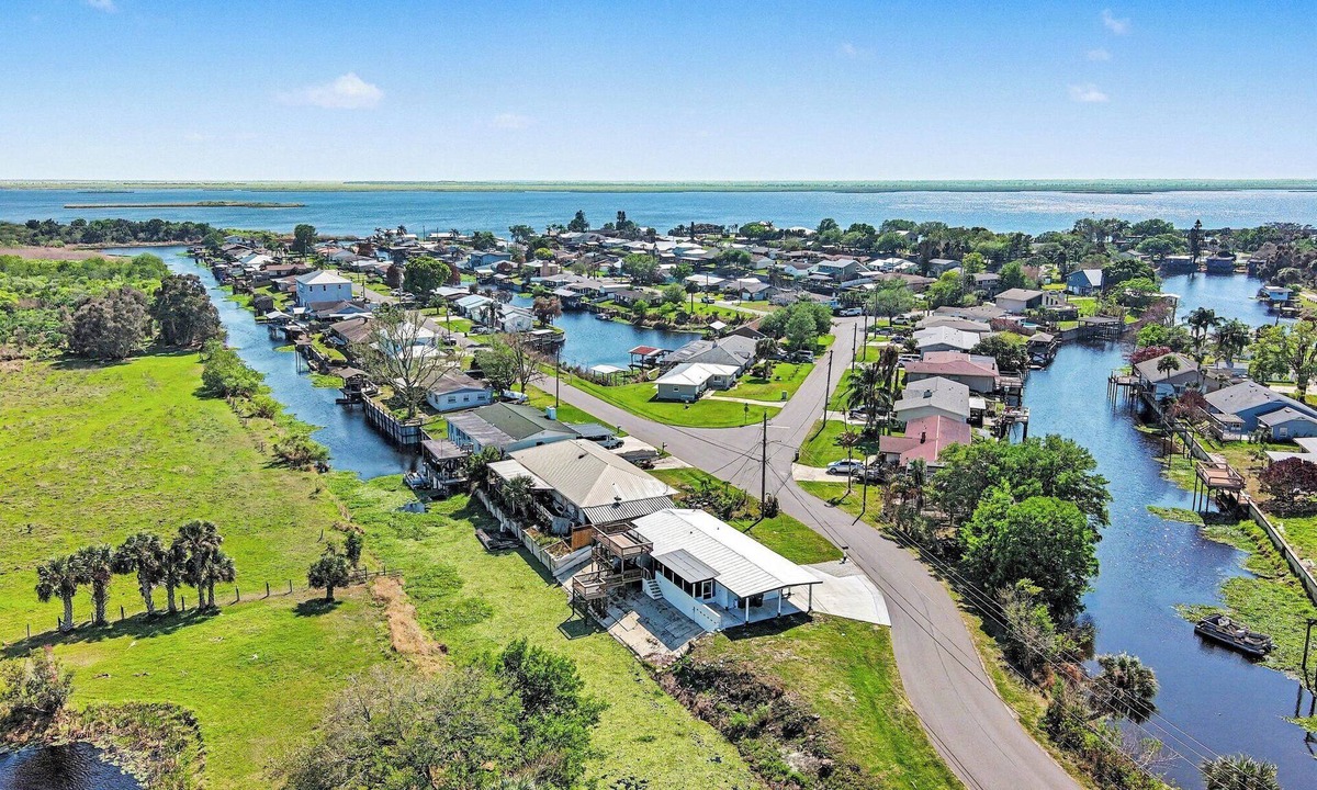 Poinsett Acres House | Luxury Waterfront Retreat, Fishing, Rocket Launch Views, Near Cruises