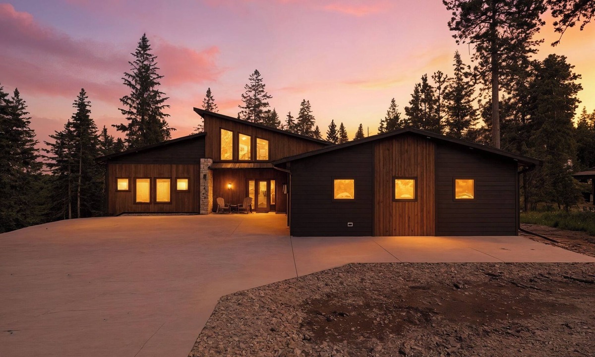Lead House | Magnificent 5 bedroom with Theater Room, AC, Hot Tub and Paved Roads