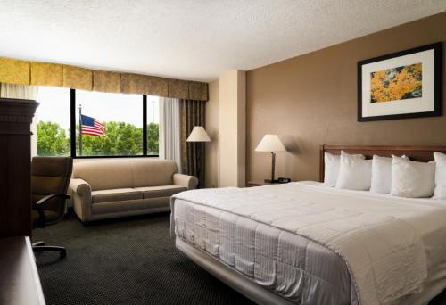 Beaumont Hotel | MCM Eleganté Hotel & Conference Center