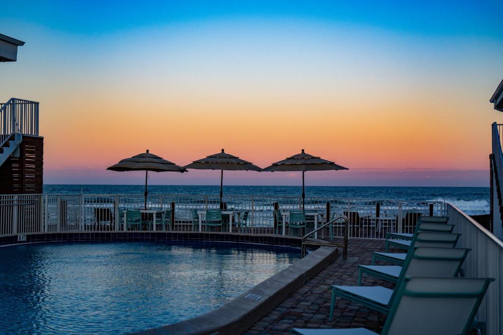Claytons Hotel | Melbourne Beach Resort & Surf Club