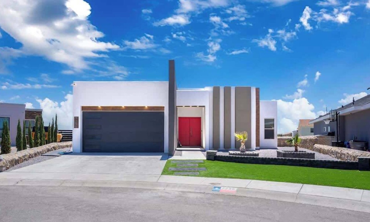 Chamberino House | Miami Style Pool House 4 Bed 3.5 Bath