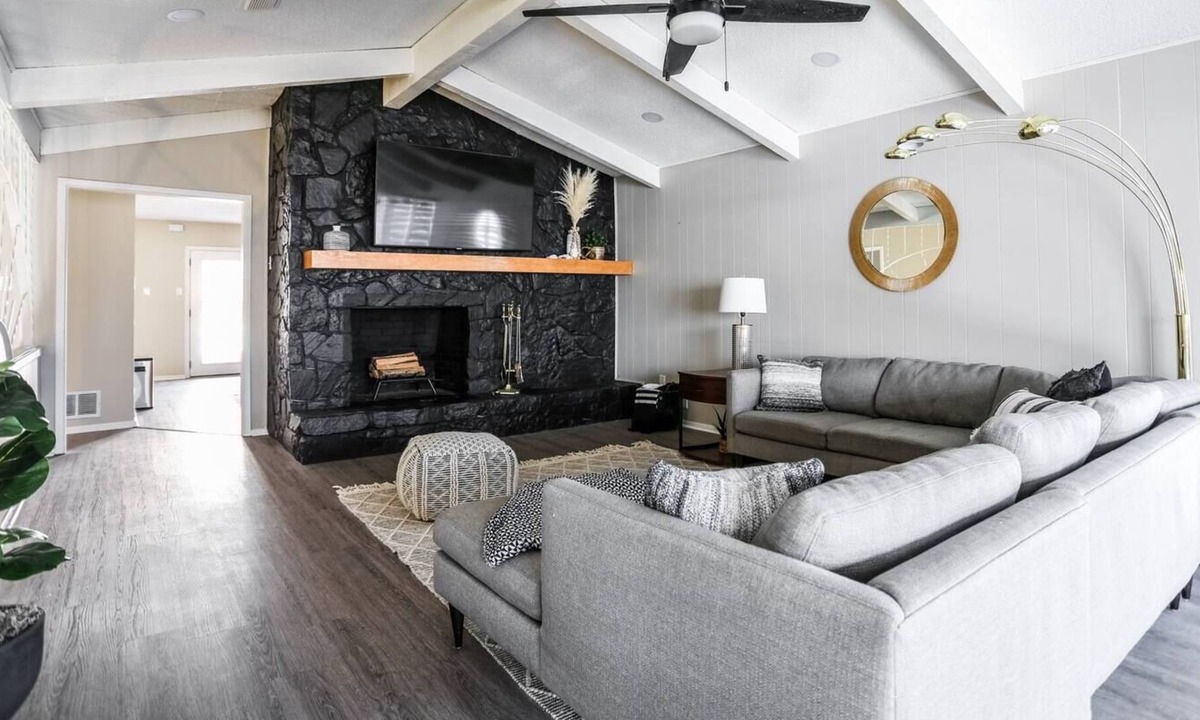 Ransom Canyon House | Mid-Century Modern Lakeview Retreat Remodeled