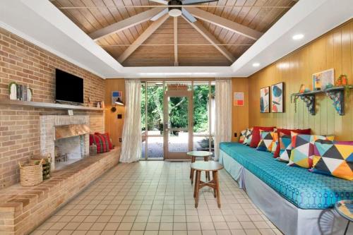 Mobile House | Midcentury Modern - Pool & Hot tub - Retro Retreat