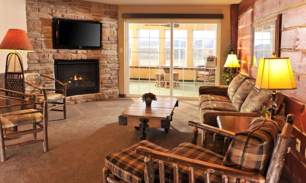 Onalaska Hotel | Mini Premier Suite w/Hot Tub, Bar & Breakfast | 6mi to Children's Museum