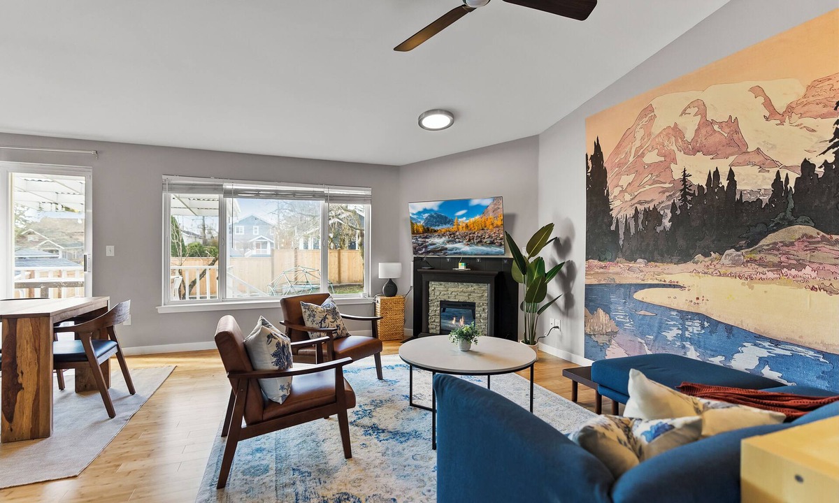 Whittier Heights House | Modern 3BD house in walkable Ballard, family and dog-friendly, A/C, fenced yard