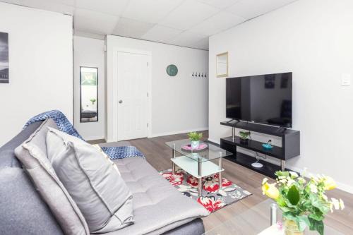 Centretown West Apartment | Modern Condo - Chinatown Close to Little Italy