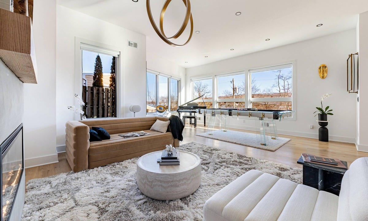 Landing House | Modern lake home where asymmetry and precision evoke elegance.