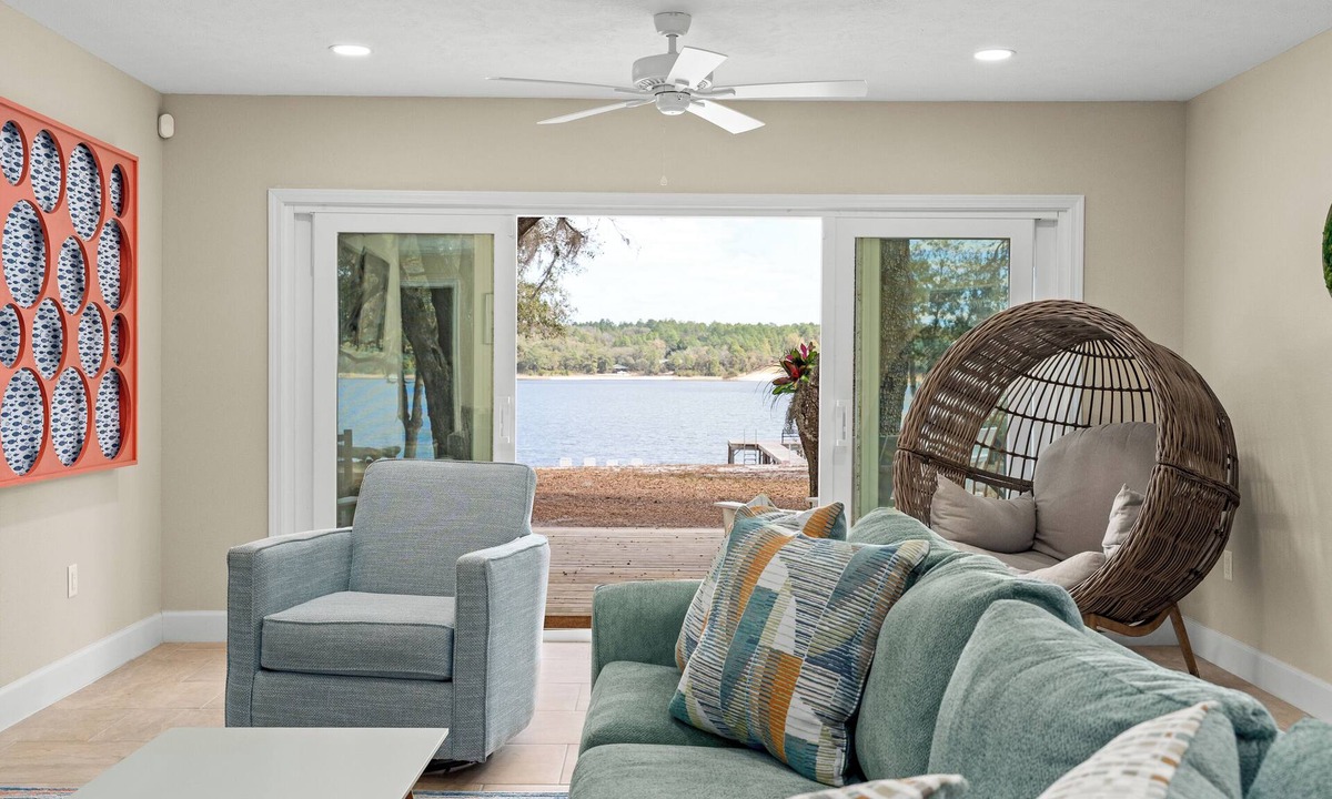 Putnam Hall House | Modern Lakefront Home w/Beach &Dock-30 mins to UF/Gainesville, Sleeps 10