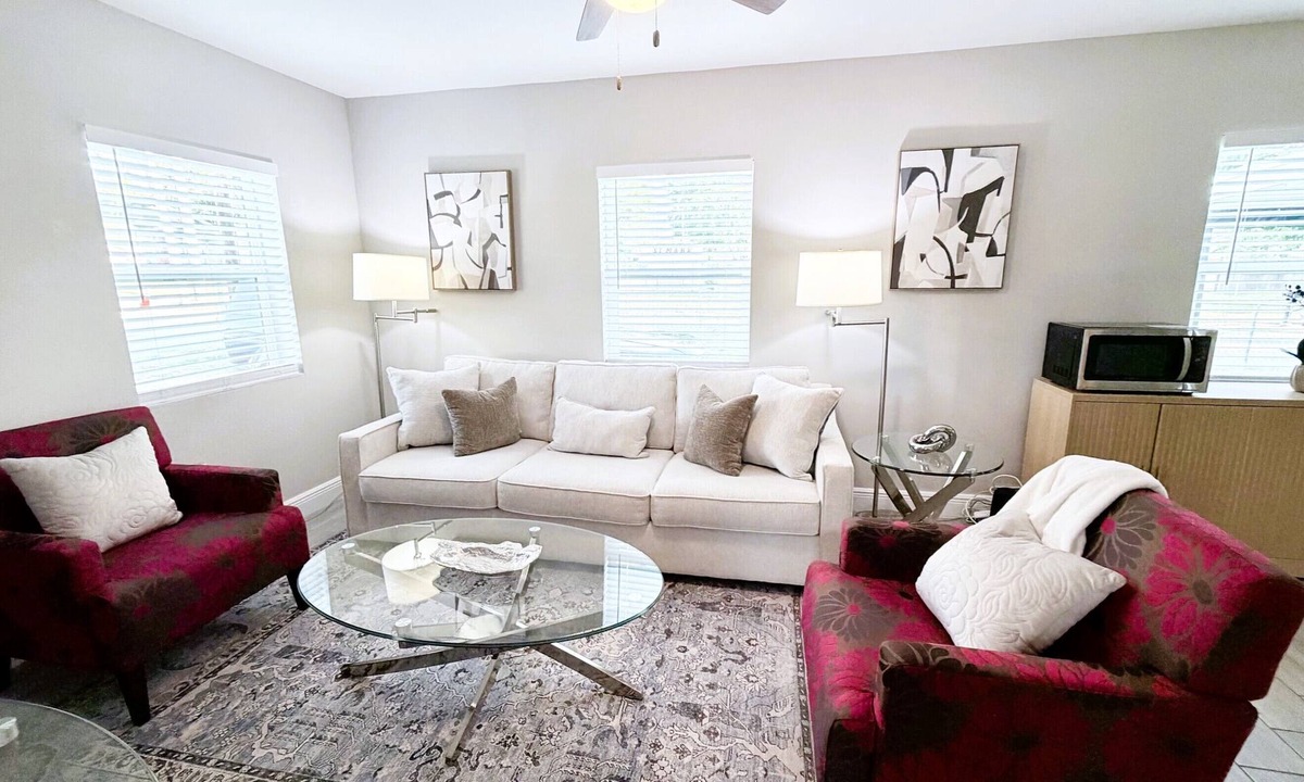 Lakeland House | Modern Luxe Retreat - Fully Furnished Short-Term Rental in Lakeland