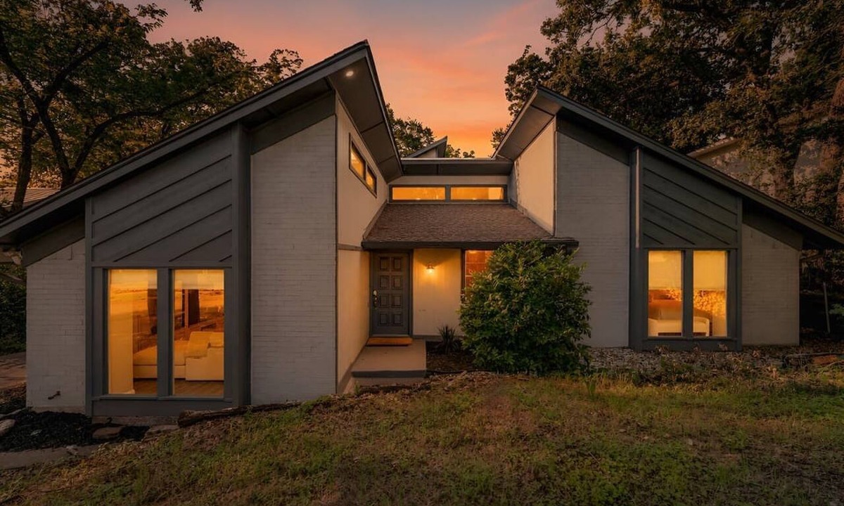 North Arlington House | Modern Luxury 4BR Pool Home in Arlington Pets OK