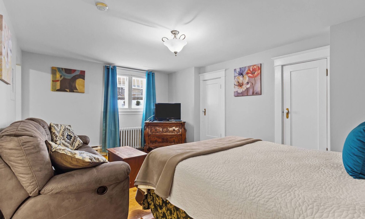 Waterford Valley Apartment | Modern Manor Studio WiFi Parking