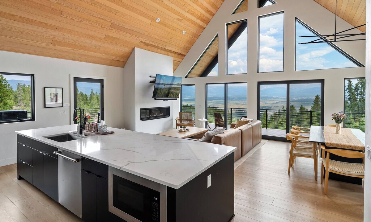 Winter Park Highlands Ski Chalet | Modern Mountain Escape | Hot Tub & Fireplace