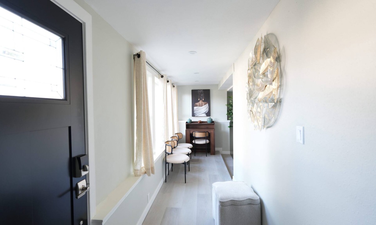 North Beacon Hill House | Modern North Beacon Hill Retreat - Sauna & Hot Tub