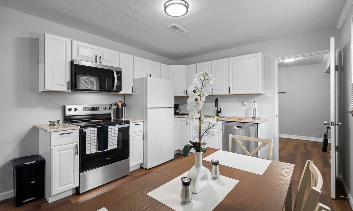 Ferguson House | Modern Open-Concept Home Chef’s Kitchen 3 Bed in St Louis
