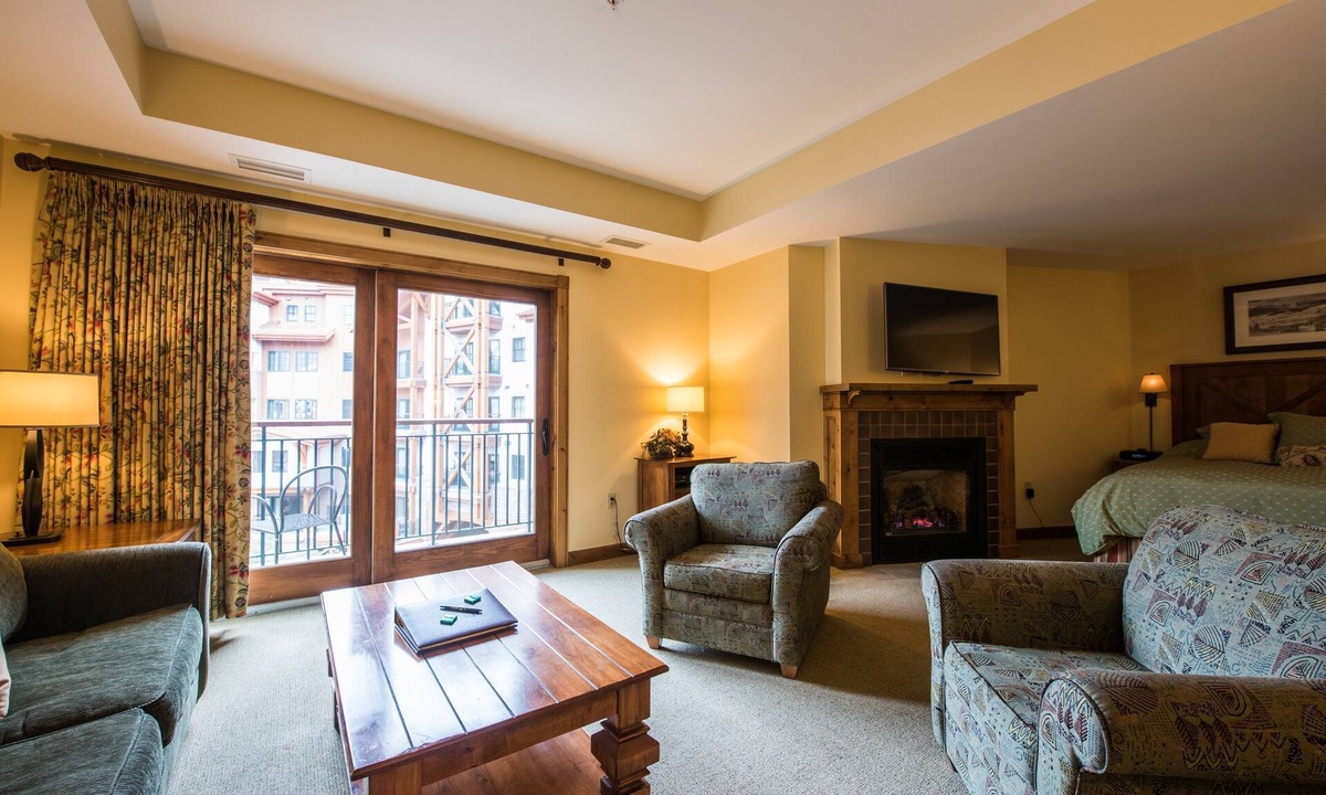 Mount Crested Butte Cabin | Modern Studio Condo | Fireplace and Balcony