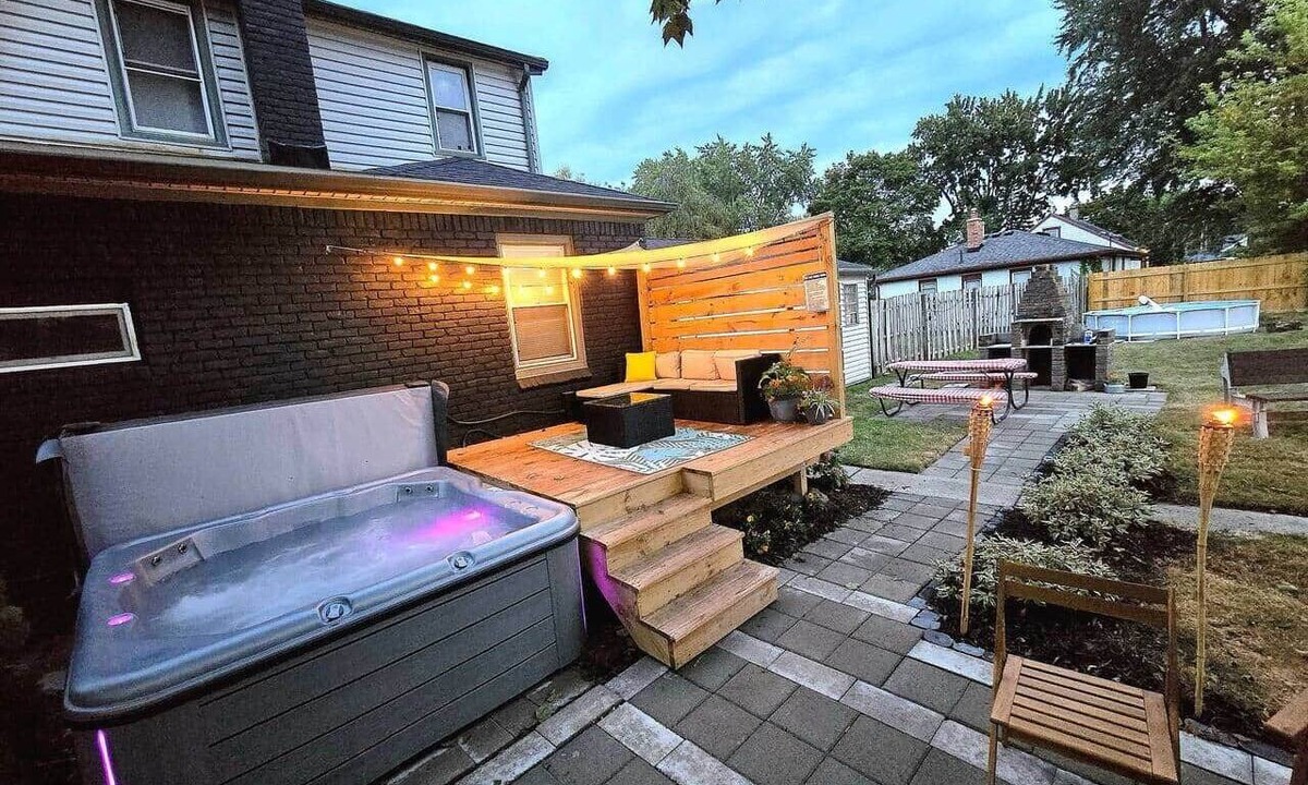 Ferndale Apartment | Modernistic! - hot tub, pool, glamping games MLC
