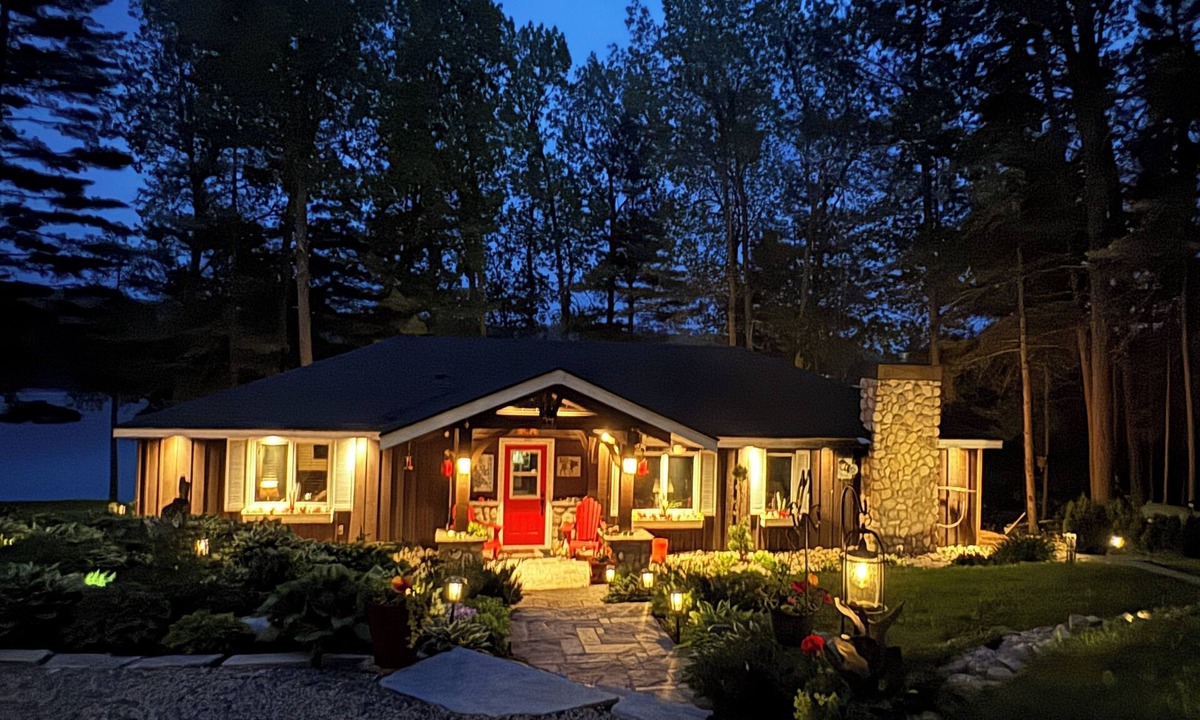 Dorset House | MooseTracks Cottage | Waterfront | Walk to Dorset