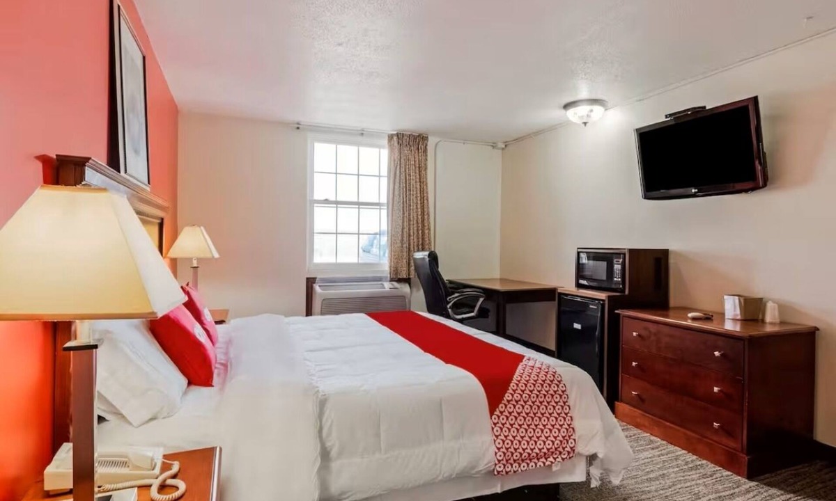 Morton Hotel | Morton King Room: Easy Peoria Access - Near Local Entertainment for Families