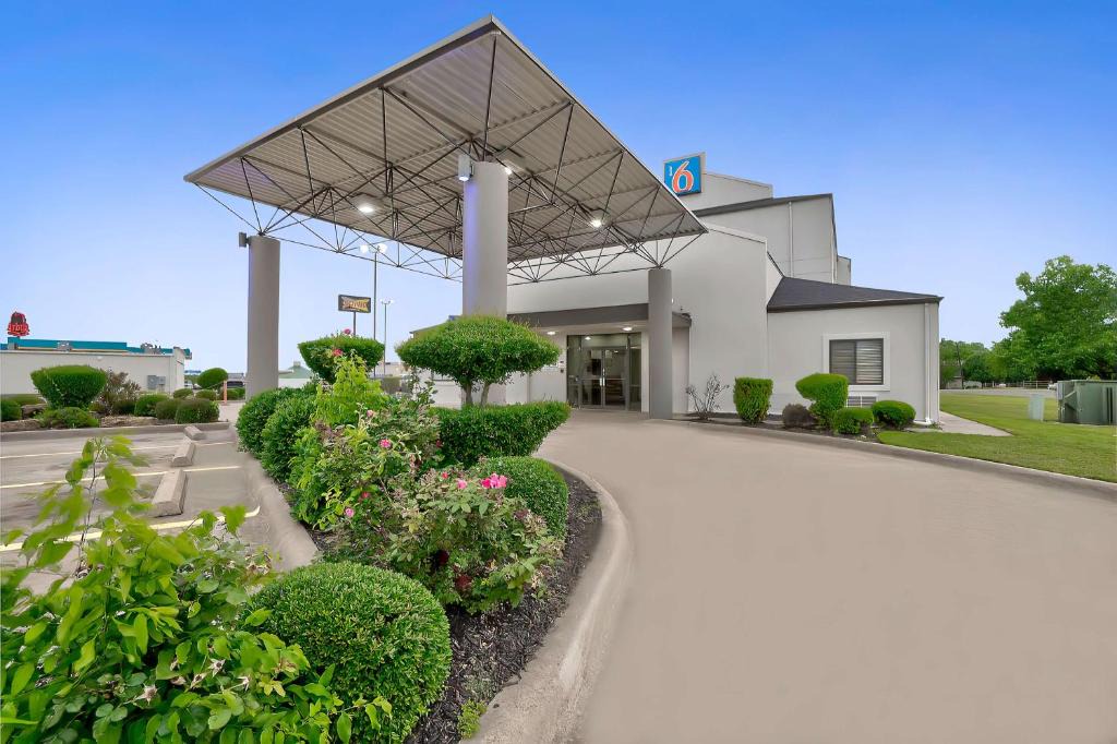 Denison Hotel | Motel 6-Denison, TX