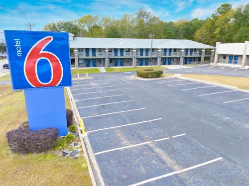 Moultrie Hotel | Motel 6-Moultrie, GA