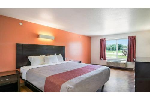 Orange Prairie Hotel | Motel 6 Peoria, IL