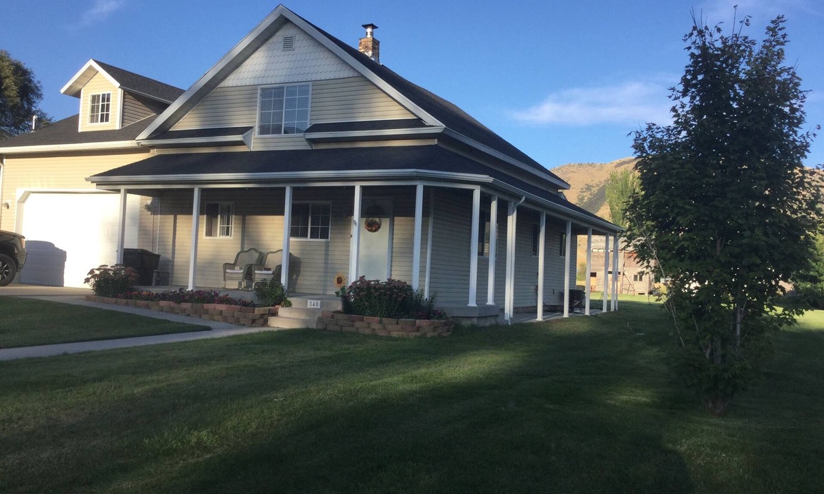 Mantua House | Mountain Valley Getaway. Cozy farmhouse near a beautiful lake in northern Utah.