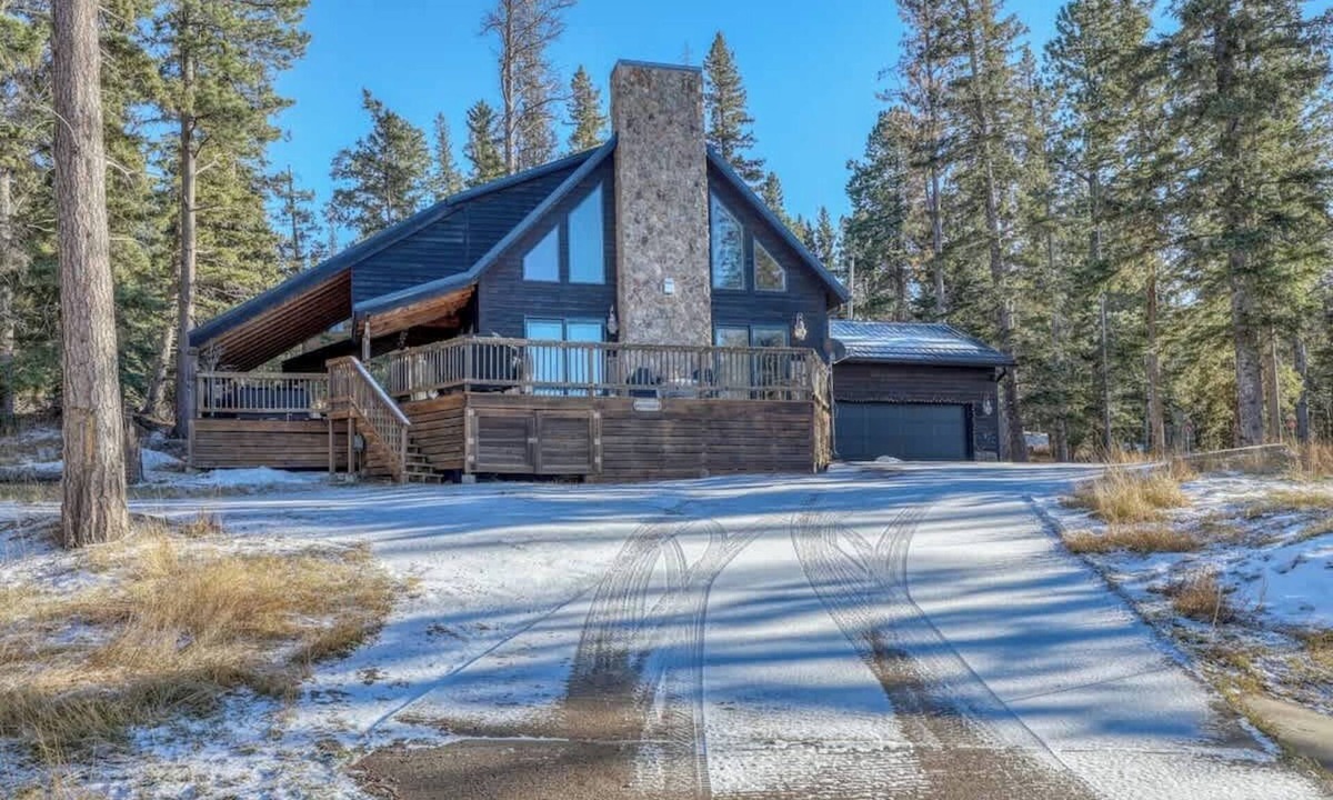Lead House | Mountainside Chalet – Black Hills Retreat with Entertainment Room & Hot Tub
