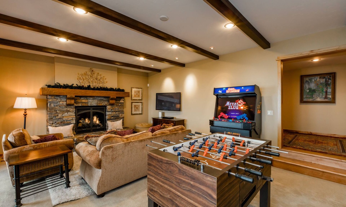 Truckee House | MtnPeak Elevated Living, Hot Tub, 180 Views, 3 Fireplaces, Wine Cellar, Game Room, Arcade, Foosball