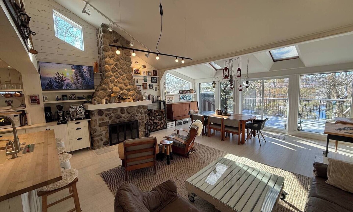 Mont-Tremblant Pedestrian Village Cottage | -Nansenhus -Ski In/Out -4 bedrooms -EV Charger -Fire place