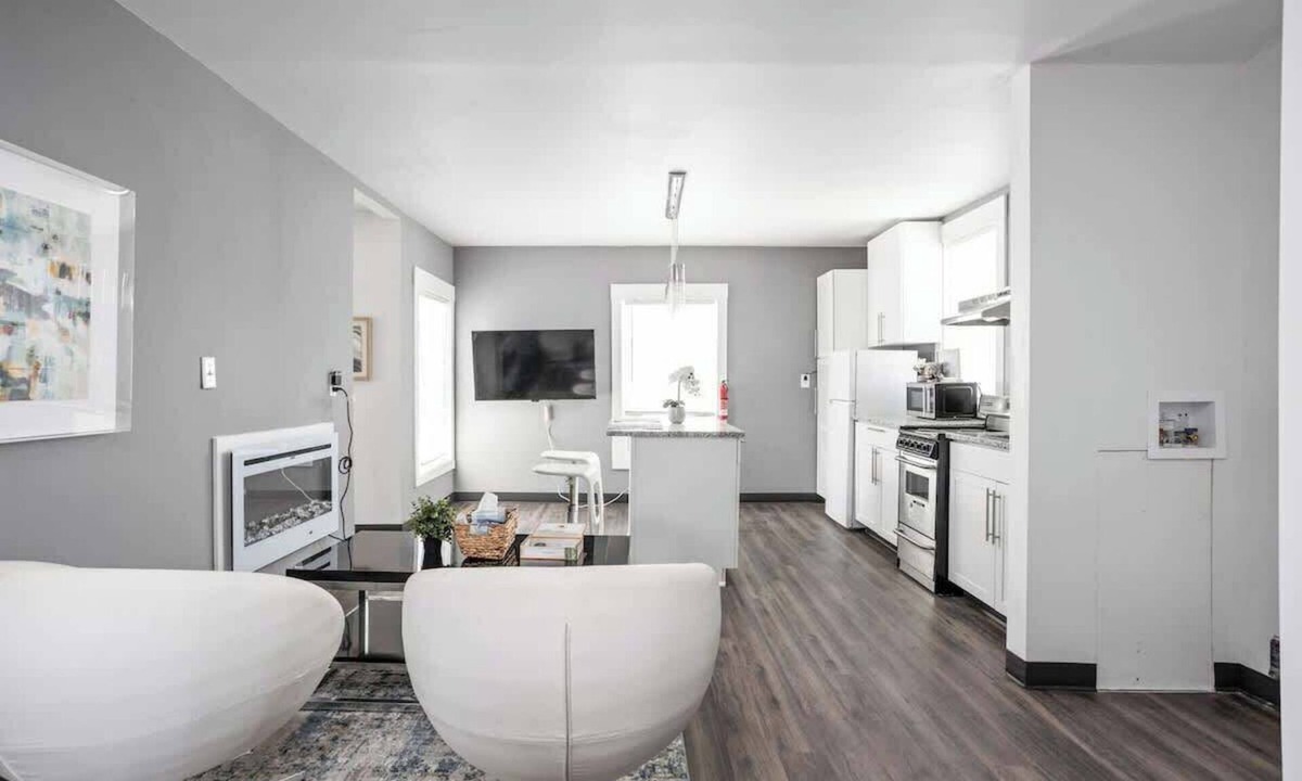 New Castle House | New Castle Getaway | Fireplace Prime Location