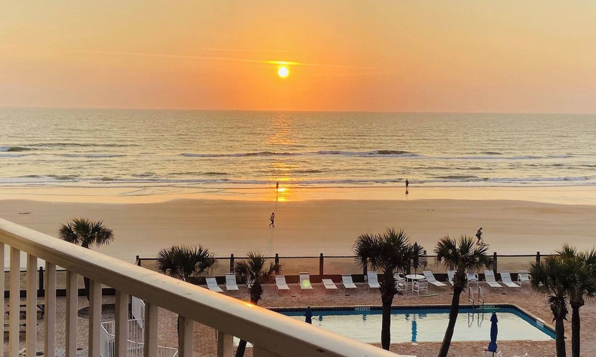 Ocean Dunes Apartment | NEW Gorgeous Ocean Front Up-4 Guests in Daytona!