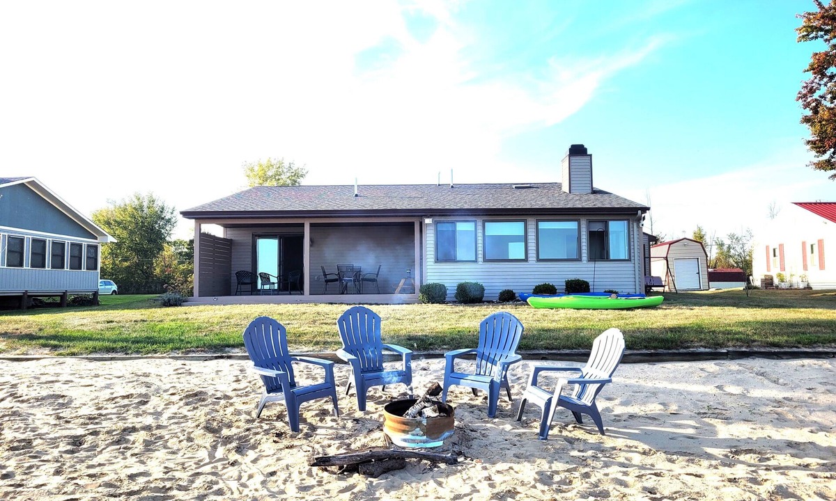 Au Gres House | New! Huron Paradise - Cute and Family-Friendly Lakefront Home with Pirvate Sandy Beach, Beach Bonfire Ring, and Kayaks!