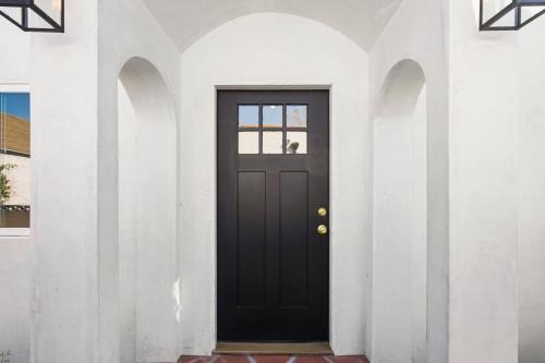 Crenshaw Apartment | New Luxe and Stylish House with Jacuzzi Sleeps 8