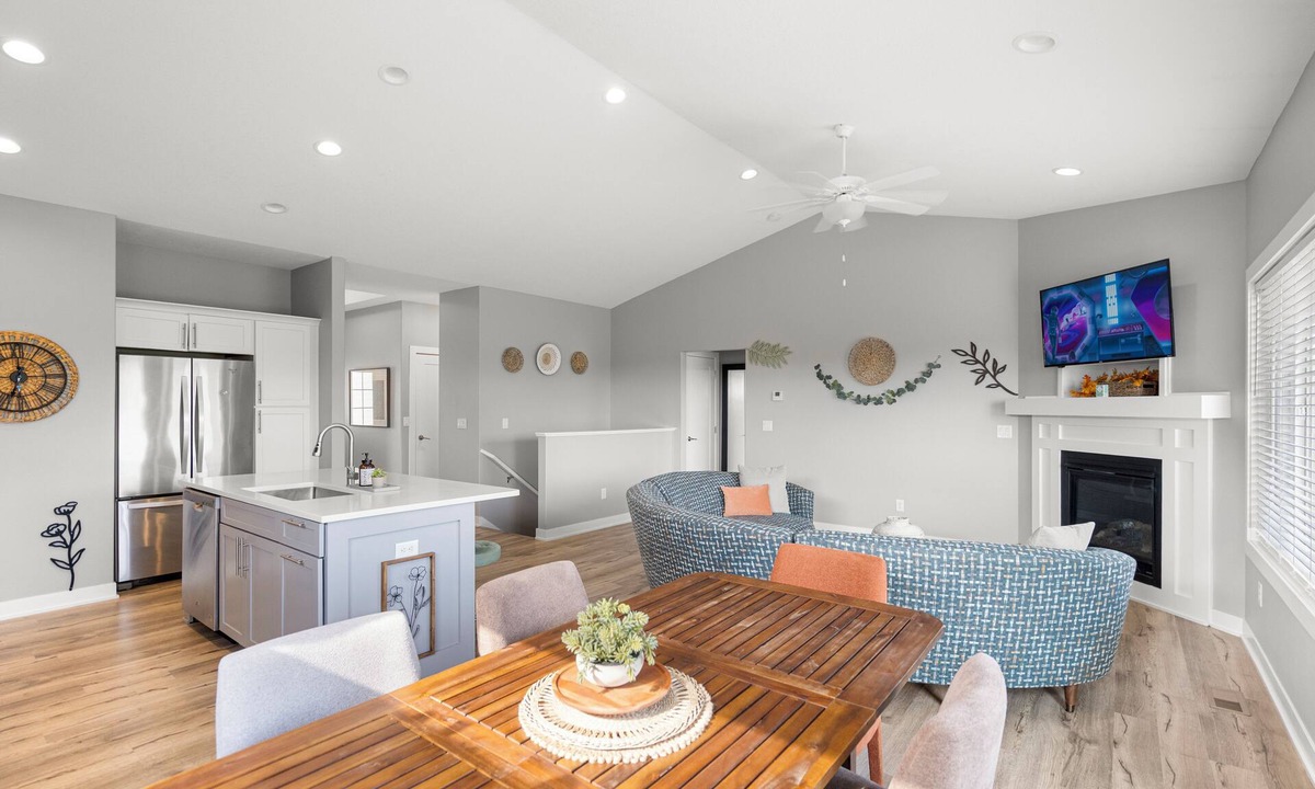 Waukee House | New Neoteric Neighborly Notable Spacious 5-bedroom House w/3 Car Garage & Pool