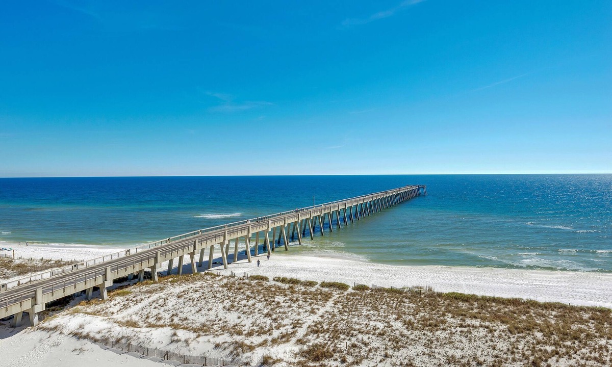 South Pensacola House | New townhome with great location, shared pool, WiFi, W/D, patio & grill