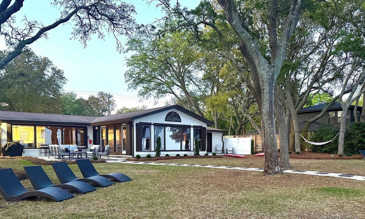 Lake Lorraine House | NEW Waterfront Escape - Easy Check-In/GYM/EV Charger!