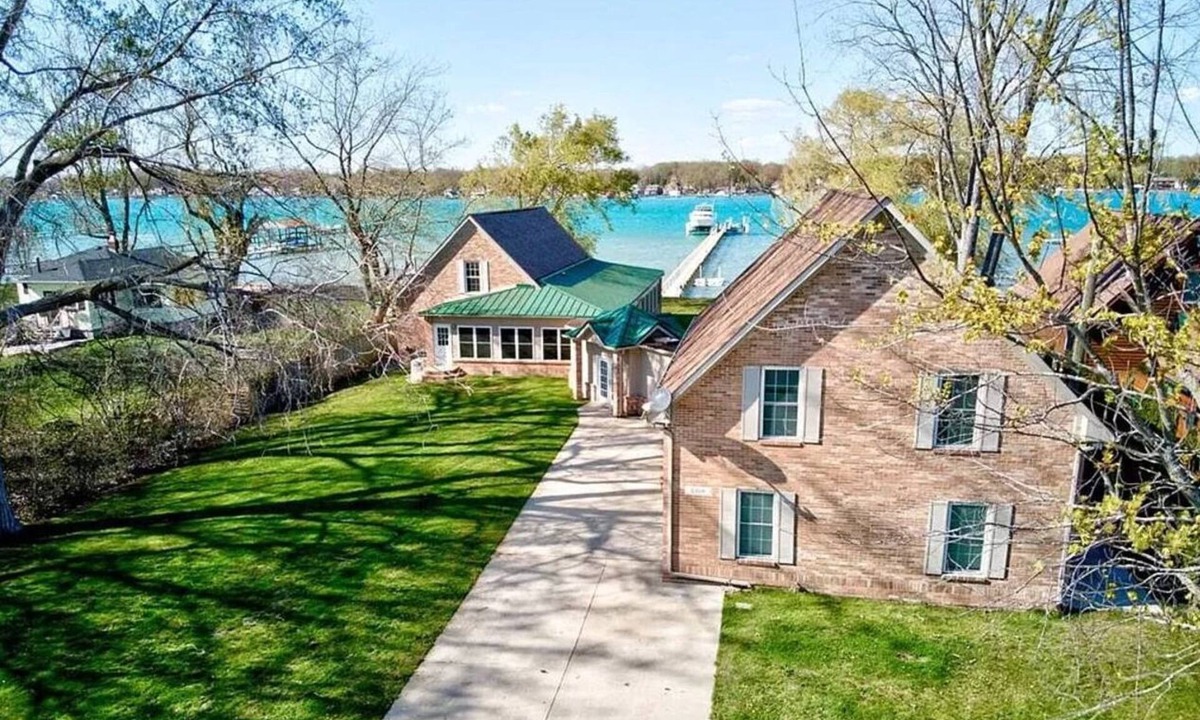 Harsens Island House | Newer Cottage on the Lake, ample space for boats
