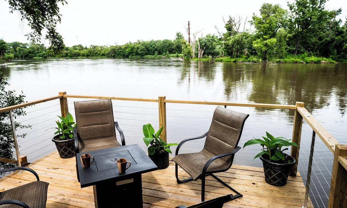 Rockford Cottage | Newly Remodeled Riverfront Cottage