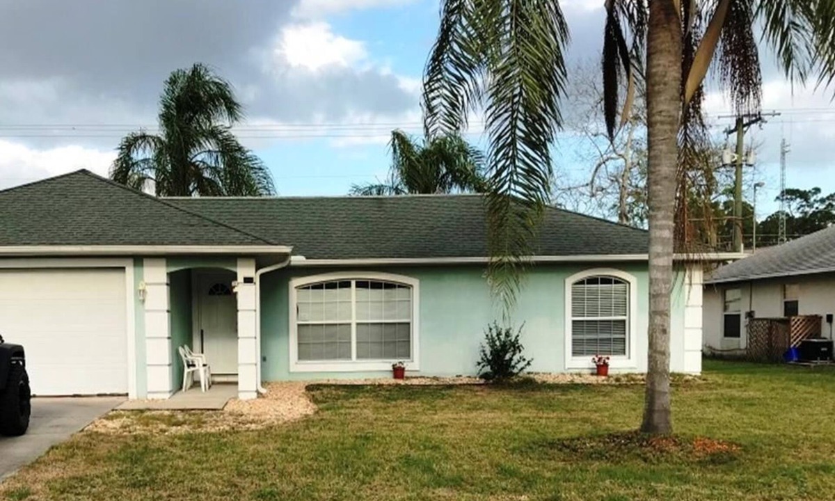 Florida Shores House | Nice 3 bedroom, 2 bath single family vacation home with a 2 car garage.