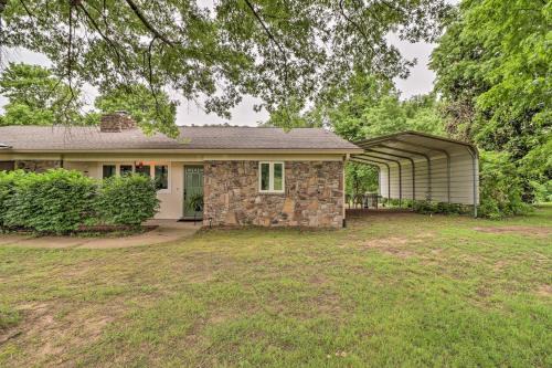 Lone Rock House | Norfork Getaway: Walk in White River Access!