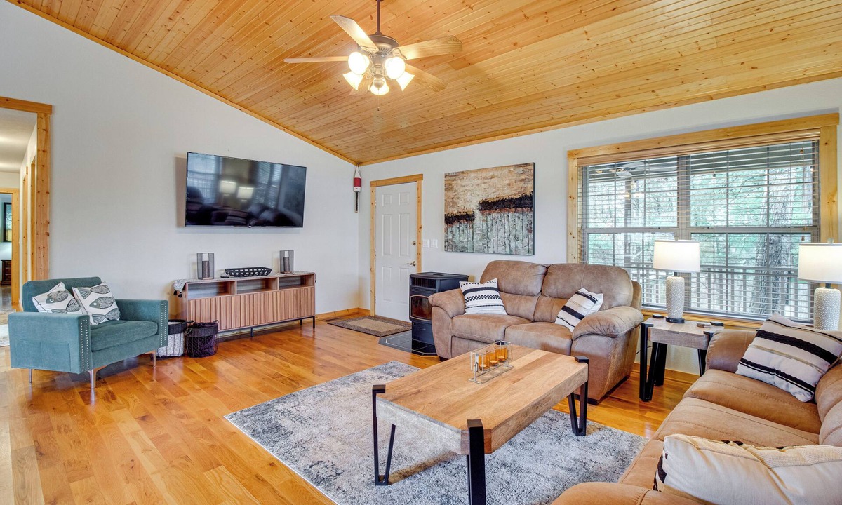 Elizabeth Cabin | Norfork Lake Access: Cabin w/Deck & Water View!