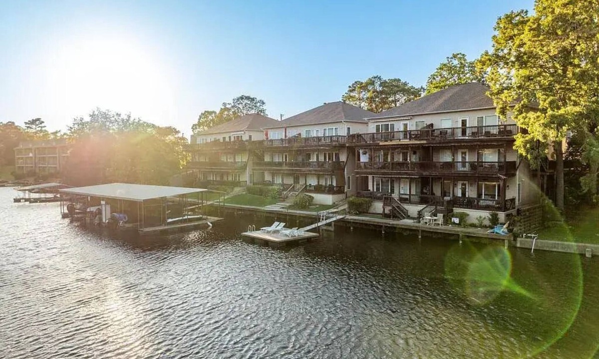 Lakeland Condo | On Lake Hamilton! Close to Oaklawn! Summertime getaway! Steps to the water!