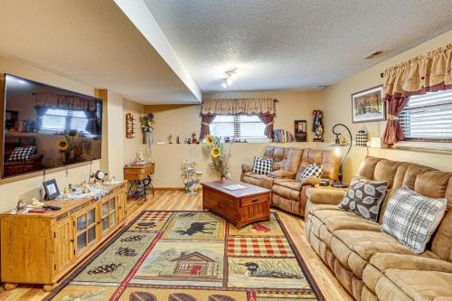 Rapid City House | Outdoor Kitchen & Patio Oasis! 5BR Rapid City Home