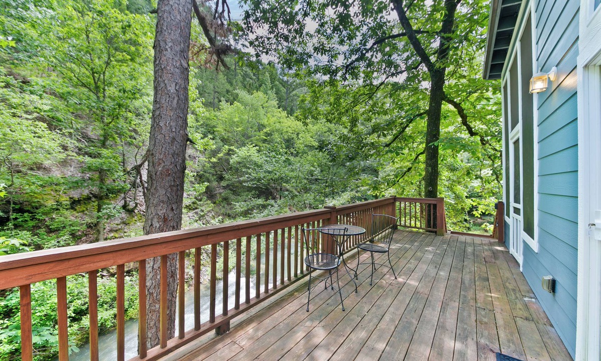 Jones Mills Cabin | Pam's Treehouse Cabin #2-Your wonderful treehouse getaway.right on a creek!