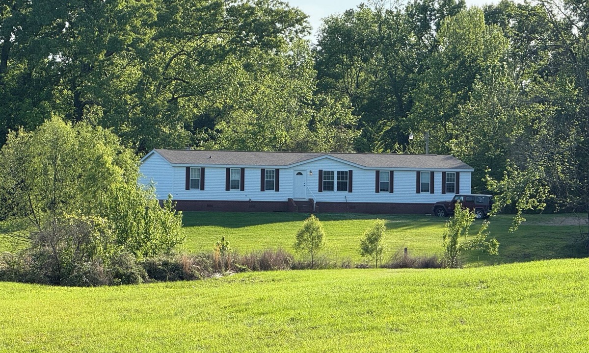 Utica House | Peaceful and relaxing in the country, large space, sleeps 6