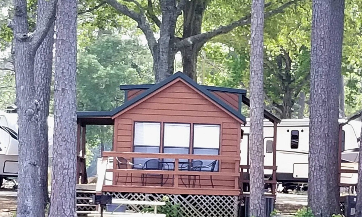Hemphill Cabin | Peaceful Serenity on the Lake in this Beautiful Lakefront Beach House